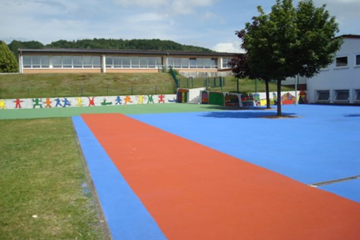 Gestaltungsmöglichkeiten mit farbigen Beschichtungen auf einem Sportplatz
